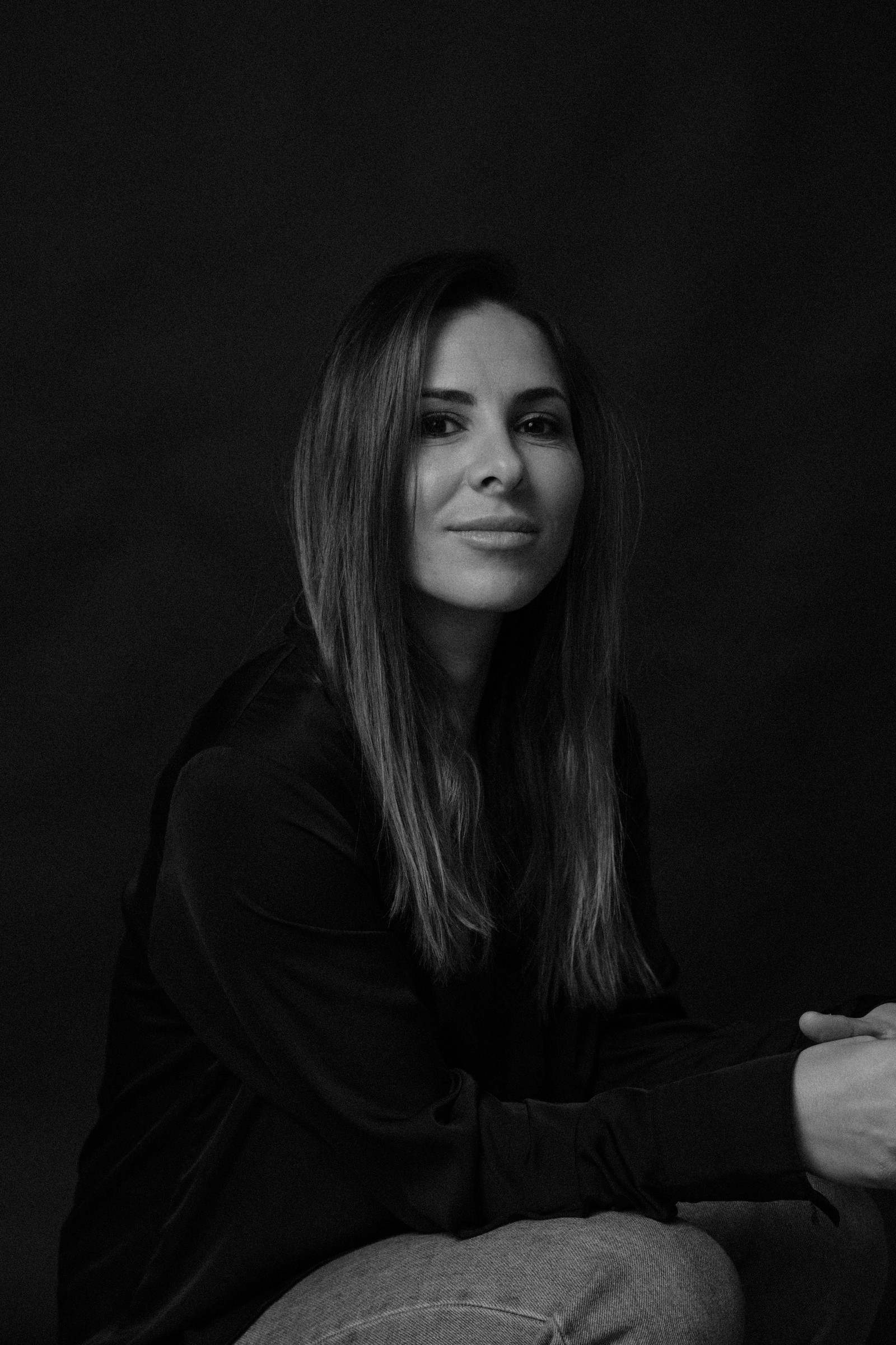 Tamara Chamorro sonriendo, sentada, en blanco y negro